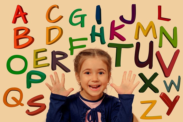 Niña con dislexia conociendo las letras