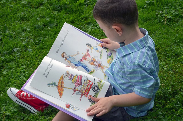 Niño leyendo un cuento con dislexia