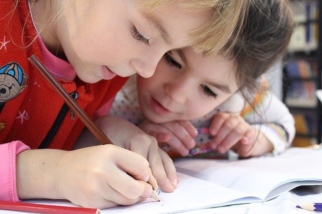 niñas con dislexia escribiendo